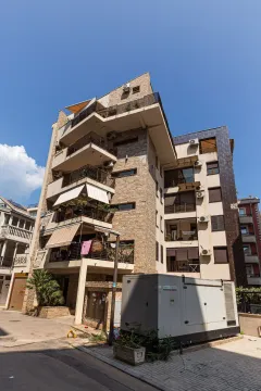 Spoljašnji izgled višestambene zgrade sa terasama i kamenom fasadom. - image 6