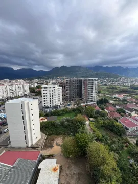 Pogled sa terase na gradsko naselje i planine u pozadini. - image 11