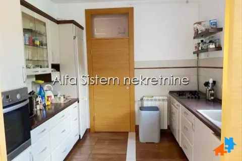 Manja kuhinja sa belim elementima i drvenim detaljima. - image 4
