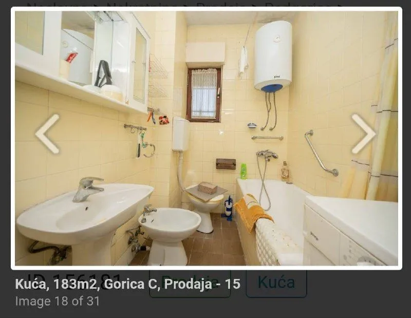 Manje kupatilo sa kadom, umivaonikom i bideom.