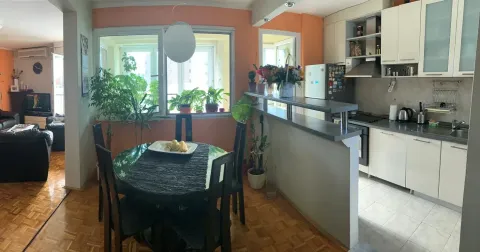 Kuhinja sa trpezarijom i izlazom na terasu, opremljena bijelim elementima. - image 8