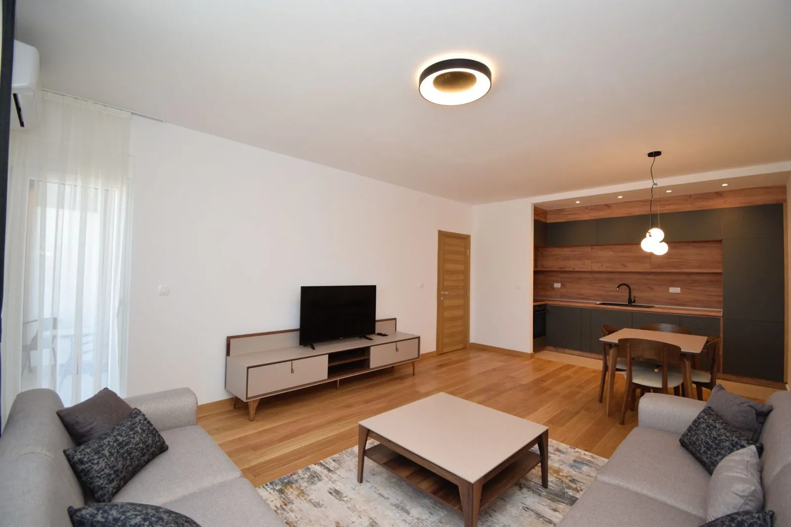 Izdavanje, dvosoban stan, 71m², New City, Podgorica