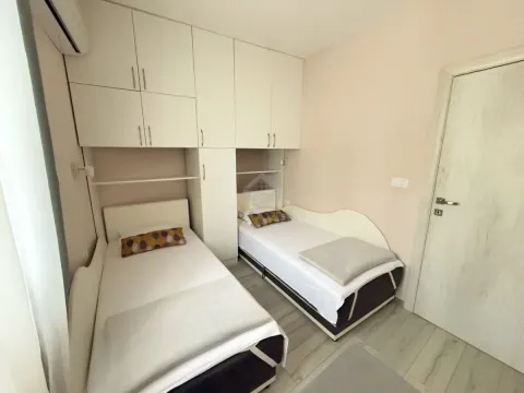 Spavaća soba sa dva singl kreveta i ugradnim ormarima. - image 8