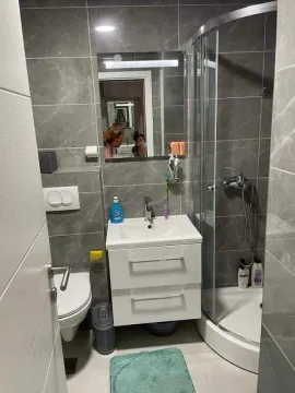Moderno opremljeno kupatilo sa tuš kabinom i umivaonikom. - image 4