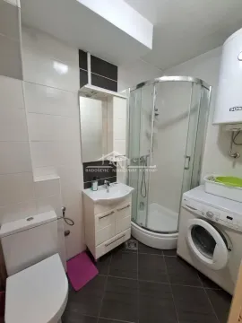 Kompaktno kupatilo sa tuš kabinom, umivaonikom, toaletom i veš mašinom. - image 10