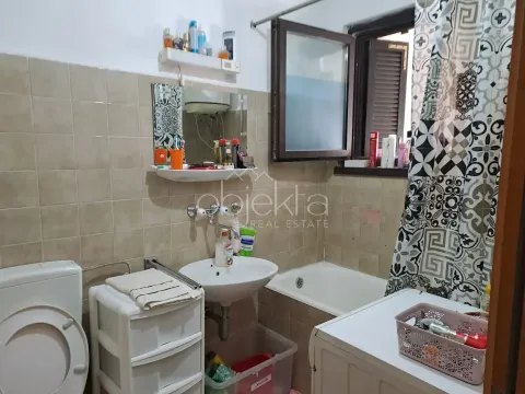Manje kupatilo sa kadom, umivaonikom i WC šoljom. - image 11