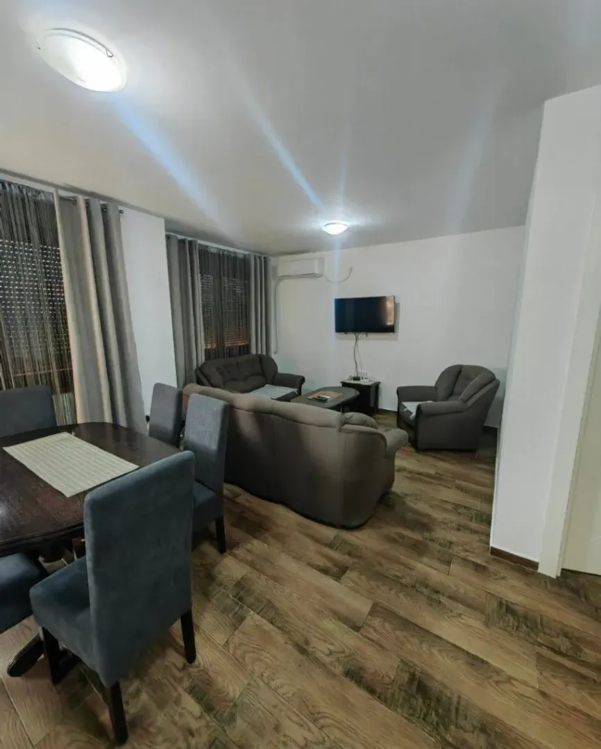 Izdavanje, dvosoban stan, 54m², Zrenjanin, Srbija