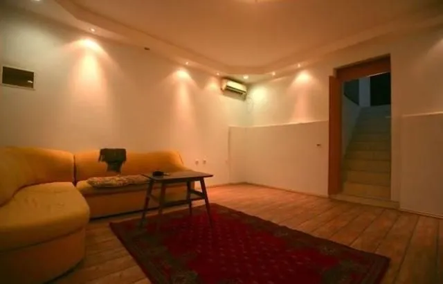 Izdavanje, dvosoban stan, 70m², Đeram Pijaca, Beograd