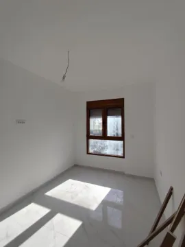 Prazna neopremljena prostorija sa bijelim zidovima, pločicama na podu i jednim prozorom. - image 4