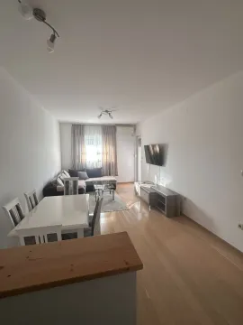 Svijetla dnevna soba sa trpezarijom. - image 2