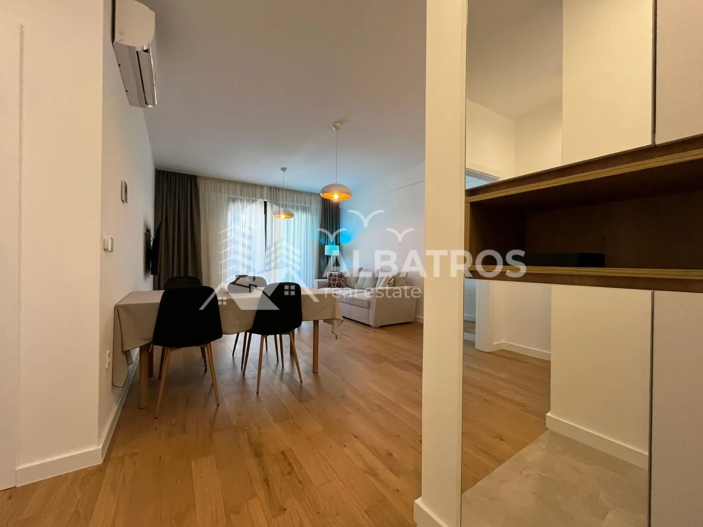 Izdavanje, jednosoban stan, 63m², Centar, Bar