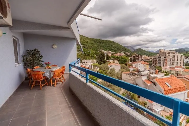 Izdavanje, dvosoban stan, 82m², Petrovac, Budva