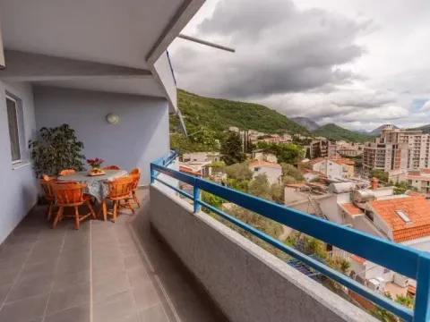 Izdavanje, dvosoban stan, 82m², Petrovac, Budva - image 1