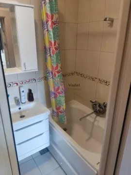Manje kupatilo sa kadom, umivaonikom i bijelim ormarićem. - image 8