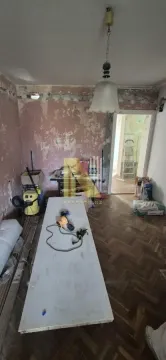 Prazna prostorija u toku renoviranja sa građevinskim materijalom. - image 3