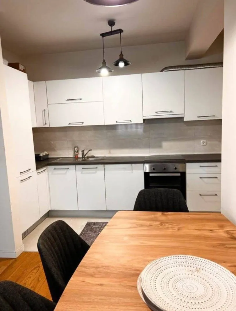 Izdavanje, jednosoban stan, 53m², Central Point, Podgorica