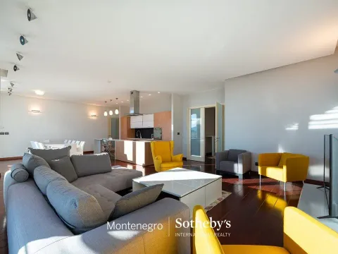 Rent, three bedroom apartment, 204m², Kod Capital Plaze, Podgorica - image 8