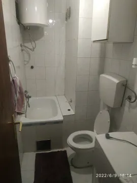 Jednostavno kupatilo sa malom kadom, toaletom i bojlerom. - image 8