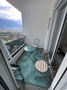 Namješten balkon sa stolom, stolicama i lijepim pogledom na okolinu. - image 7