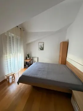 Svijetla spavaća soba sa bračnim krevetom, drvenim podom i izlazom na terasu. - image 13