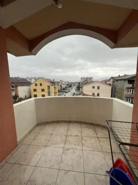 Pogled sa prostrane terase na okolno naselje i zgrade. - image 19