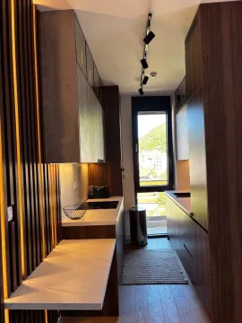 Moderna kuhinja sa drvenim elementima i ugradnom rasvjetom. - image 3