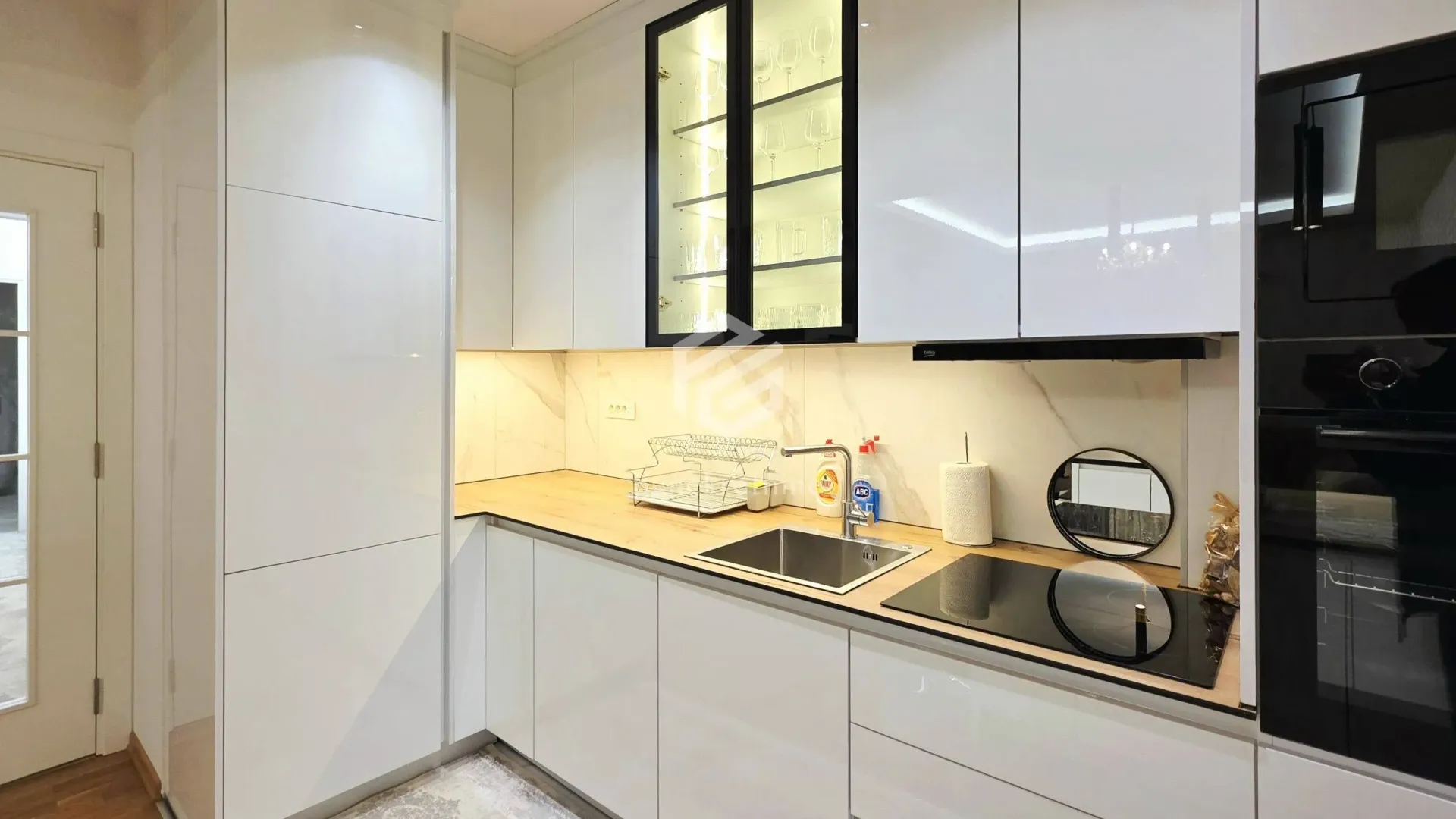 Izdavanje, dvosoban stan, 88m², Centar, Podgorica