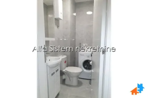 Manje kupatilo sa umivaonikom, wc šoljom i veš mašinom. - image 3