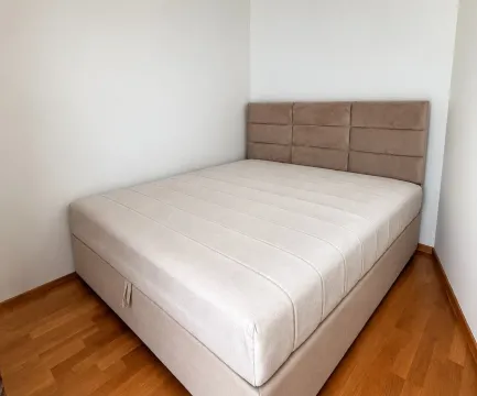 Bračni krevet u spavaćoj sobi sa drvenim podom. - image 10