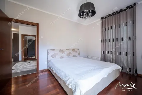 Namještena spavaća soba sa bračnim krevetom, parketom na podu i prozorom sa zavjesama. - image 10