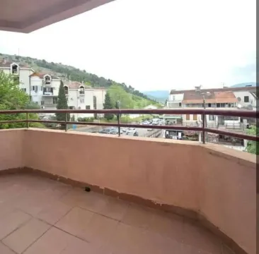 Prostrana terasa sa pogledom na okolne zgrade i brda. - image 8