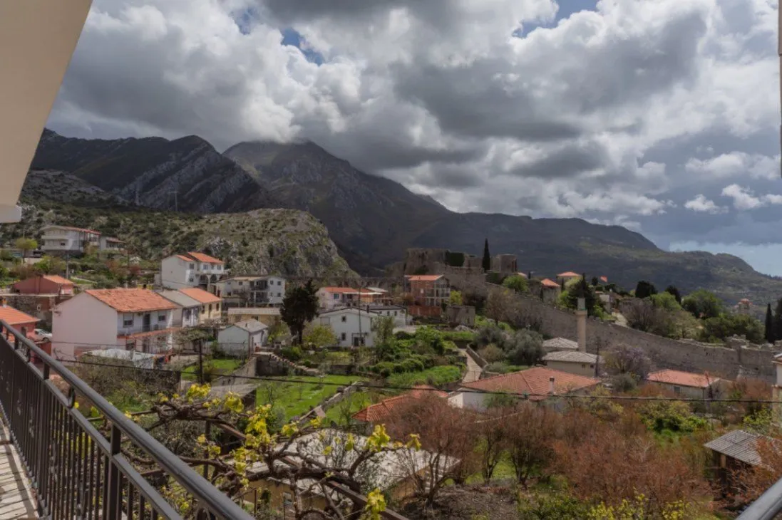 Izdavanje, dvosoban stan, 70m², Stari Bar, Bar