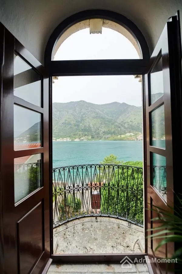 Prodaja, dvosoban stan, 129m², Dobrota, Kotor