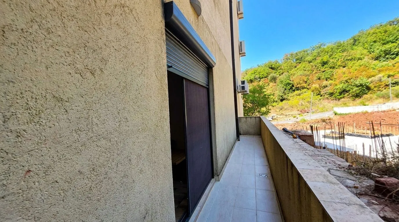 Balkon sa pločicama i pogledom na prirodu i okolinu.