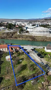 Pogled iz vazduha na parcelu sa ucrtanim granicama, rijekom i gradom u pozadini. - image 2