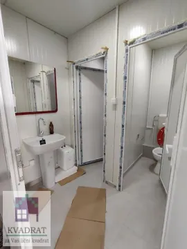 Pomoćni sanitarni čvor sa umivaonikom i toaletima u montažnom objektu. - image 9