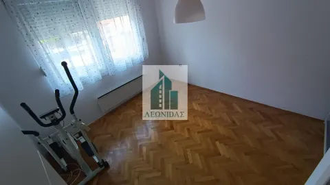 Prazna soba sa drvenim parketom i sobnim biciklom. - image 22