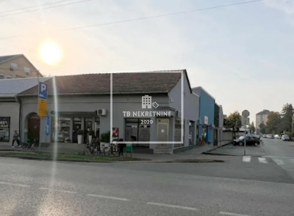 Pogled sa ulice na prizemnu poslovnu zgradu sa lokalom.