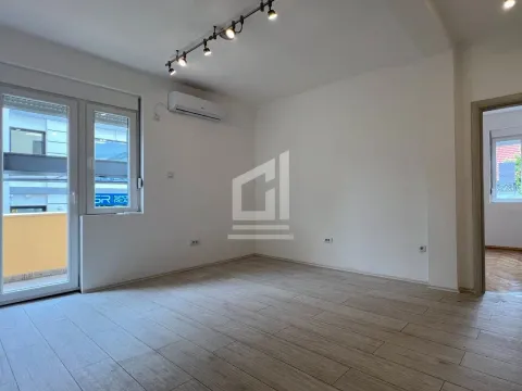 Izdavanje, poslovni prostor, 61m², Centar, Podgorica - image 1