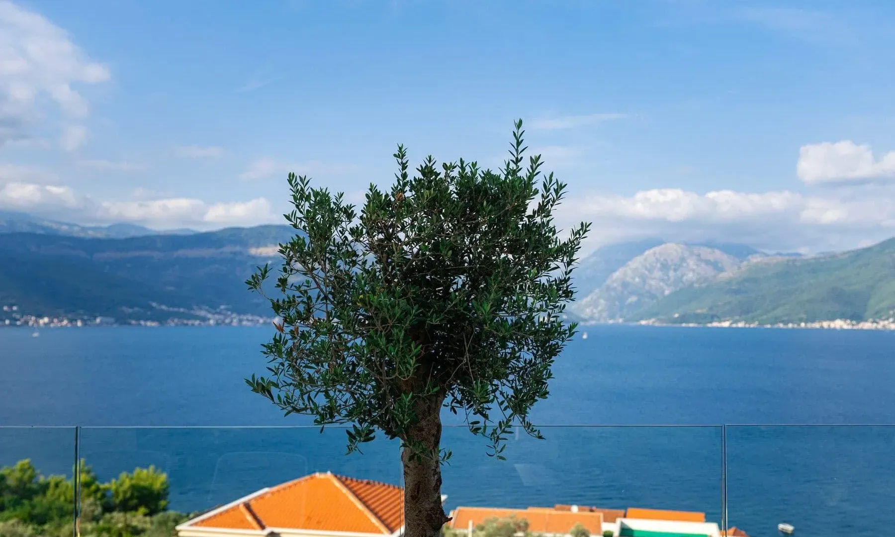 Rent, one bedroom apartment, 144m², Krašići, Tivat