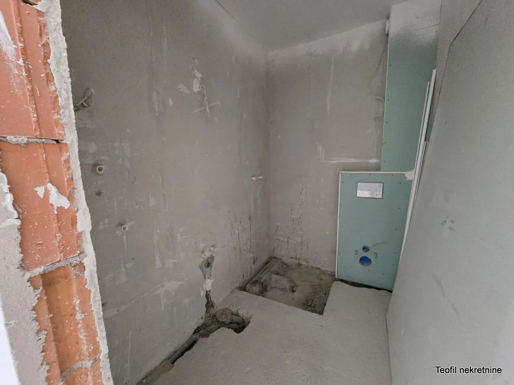 Pogled na prostoriju u fazi grubih radova sa instalacijama.