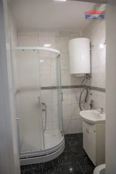 Kupatilo sa tuš kabinom, umivaonikom i bojlerom. - image 6