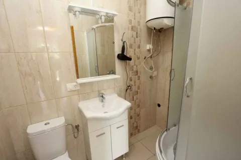 Manje kupatilo sa umivaonikom, WC šoljom, tuš kabinom i ogledalom. - image 14