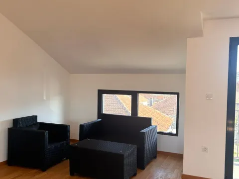 Izdavanje, četvorosoban stan, 150m², Tološi, Podgorica - image 17