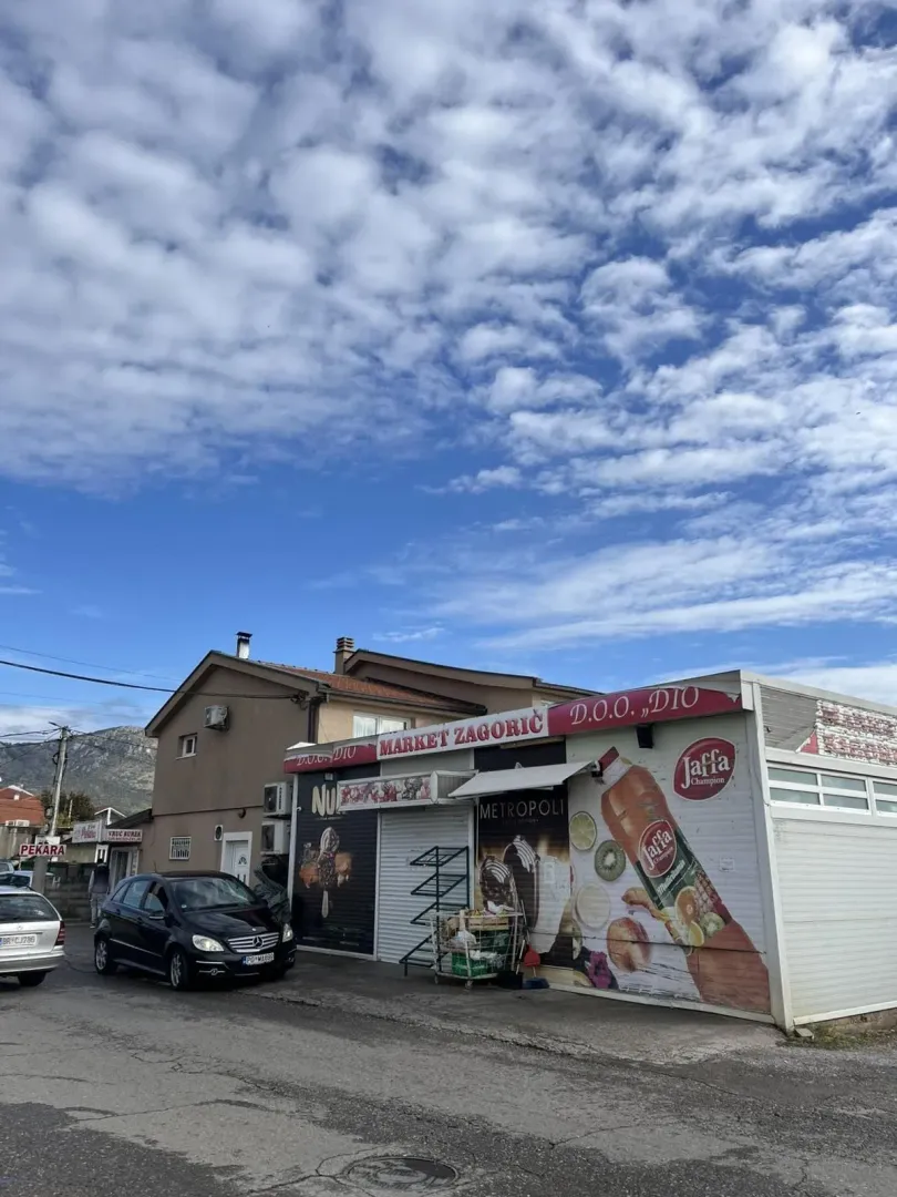 Vanjski izgled objekta sa poslovnim prostorom u prizemlju.