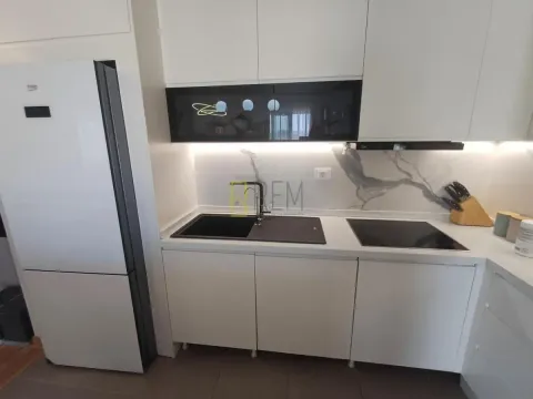 Moderna bijela kuhinja sa ugradnim aparatima i crnom sudoperom. - image 5