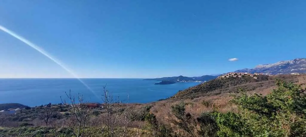 Panoramski pogled na more sa brijega.