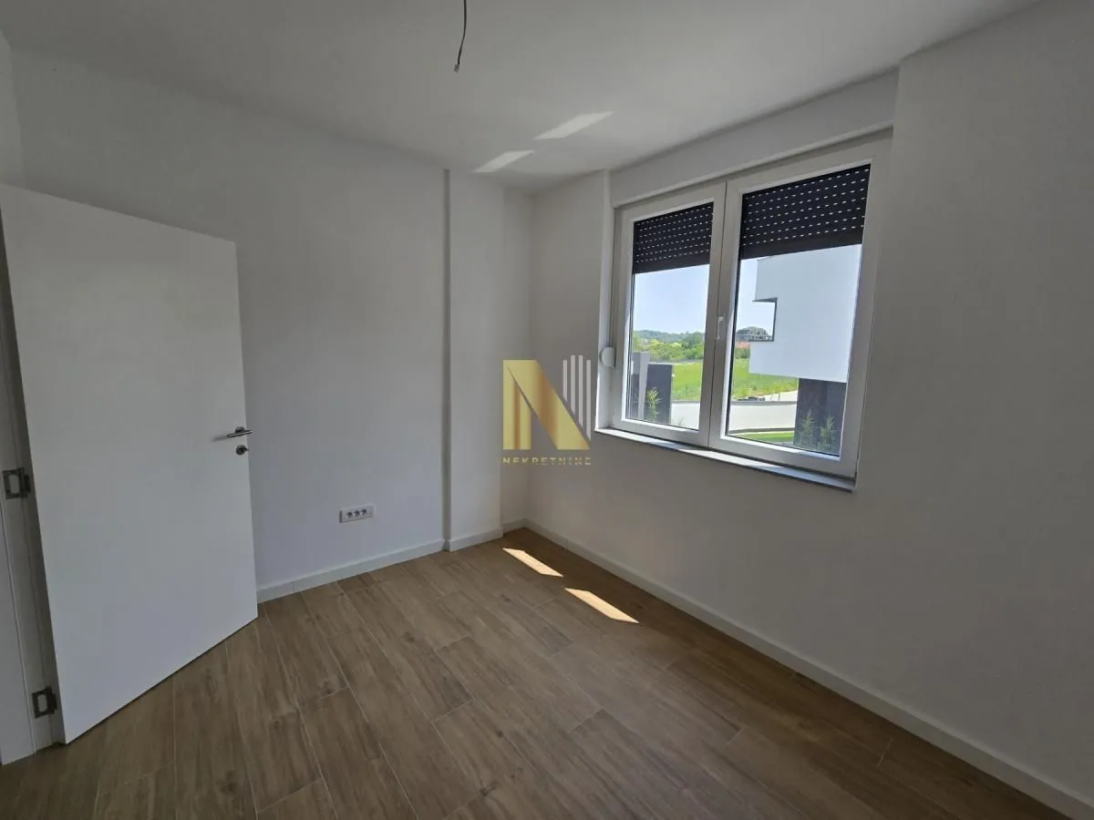 Prodaja, četvorosoban stan, 72m², Karagača, Petrovaradin
