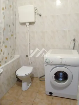 Kupatilo sa toaletom i veš mašinom. - image 5