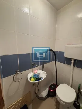 Manje kupatilo sa WC šoljom, umivaonikom i pločicama. - image 6